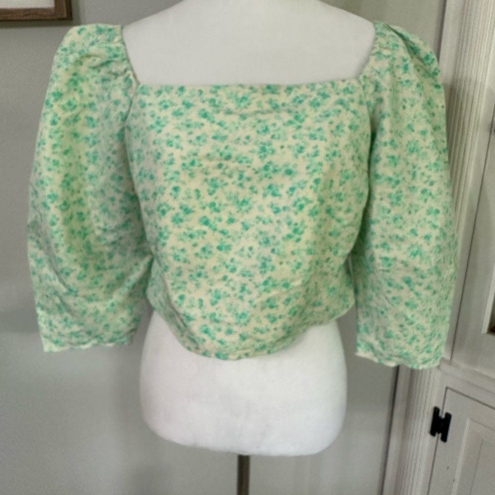 Levi’s The statement blouse green floral crop top size large